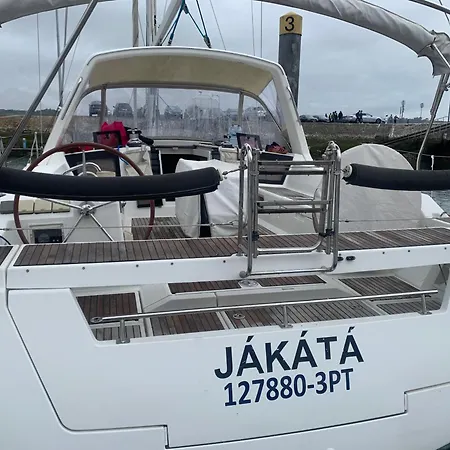 بوتيل Veleiro Jakata *